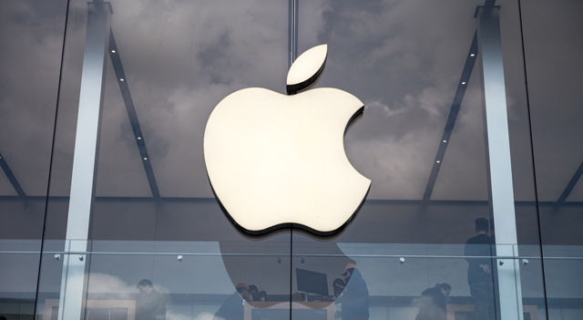 Acciones de Apple suben a pesar de preocupaciones de analistas sobre cambio en estrategia de IA