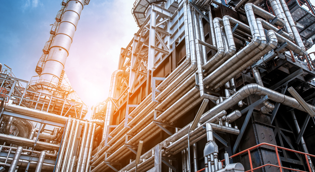Precios del Petróleo Bajan ante Menor Tensión en Medio Oriente y Posible Aumento de Producción de la OPEP+