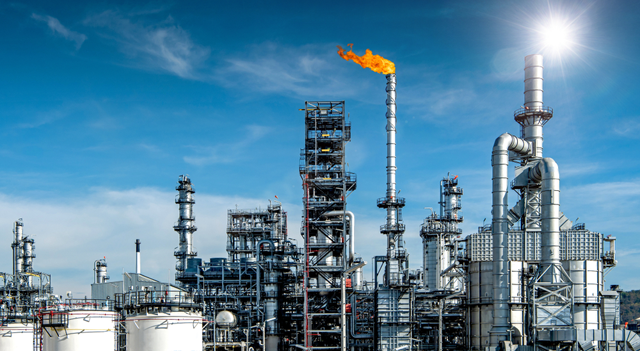 Los precios del petróleo caen ligeramente antes de la reunión de la OPEP+ mientras EU intensifica sanciones contra Irán