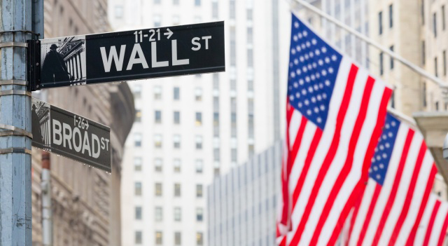 Mercado bursátil hoy: el S&P 500 cae mientras la Fed mantiene las tasas estables en medio de divisiones internas