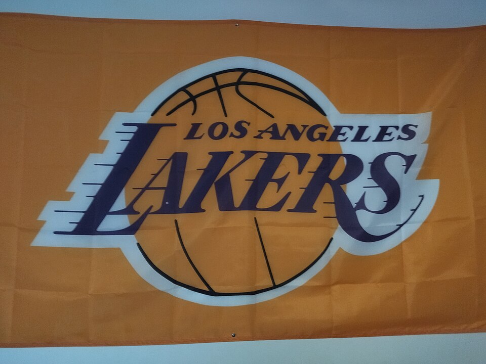 Familia Buss venderá participación mayoritaria en los Lakers con una valoración de $10 mil millones, según ESPN