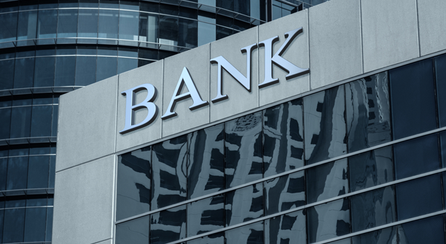 Acciones bancarias de EE.UU. suben tras prueba de estrés de la Fed que apunta a regulaciones más ligeras
