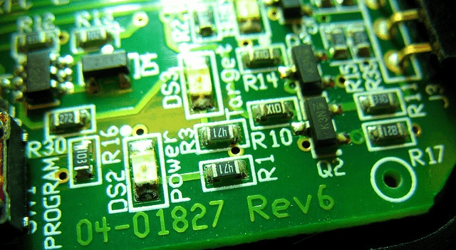 Las acciones de Intel caen tras anuncio de recortes de personal y sorpresivos resultados del segundo trimestre