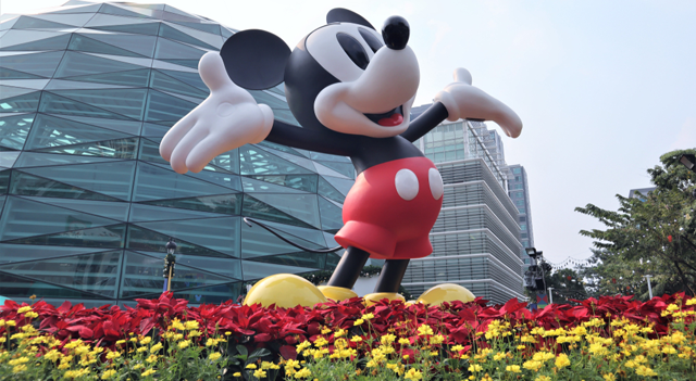 Las acciones de Disney alcanzan su punto más alto en 52 semanas, impulsadas por acuerdos estratégicos y el optimismo de analistas