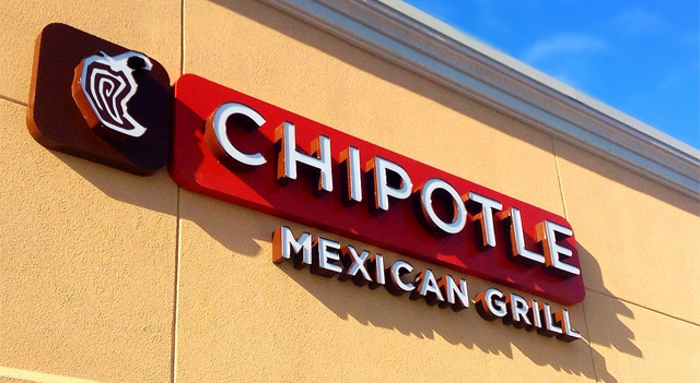 Las acciones de Chipotle caen más de 10% tras recorte en proyecciones de ventas anuales