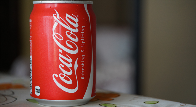 Coca-Cola supera las estimaciones de ganancias y planea lanzamiento de producto con azúcar de caña en EU