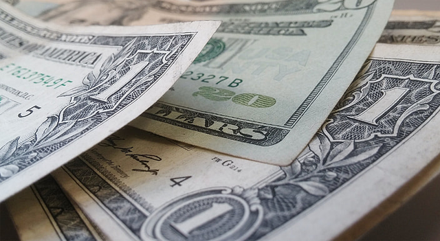 El dólar baja ligeramente, pero se encamina a ganancias semanales gracias a datos económicos sólidos