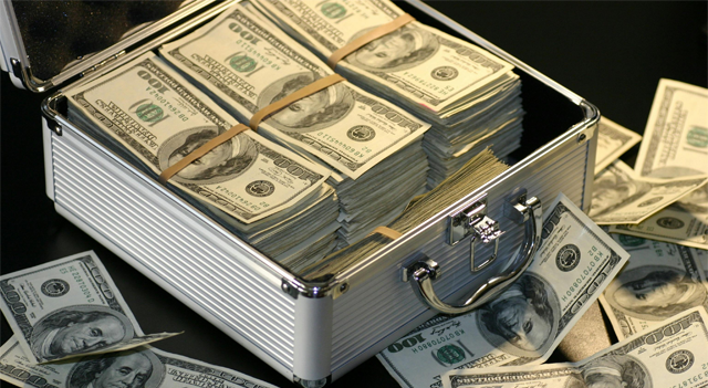 El dólar se encamina a su primera ganancia mensual de 2025; Powell mantiene un tono firme