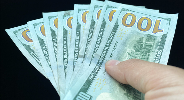 El dólar cede ligeramente antes de la decisión de la Fed; euro apunta a su primera pérdida mensual de 2025