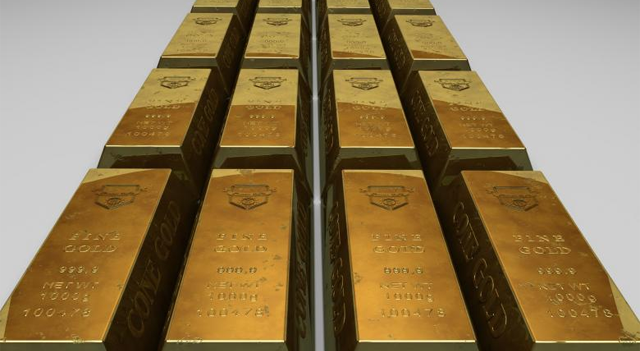 El oro baja ligeramente tras acuerdo comercial entre EE.UU. y Japón que reduce la demanda de refugios