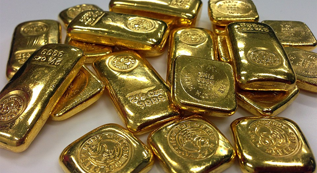 El oro se mantiene estable mientras los mercados esperan la decisión de la Fed y la fecha límite de los aranceles de Trump