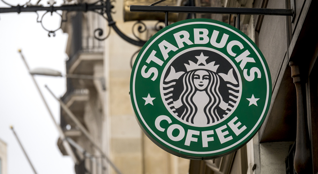 Las acciones de Starbucks suben mientras el CEO destaca avances en el plan de recuperación de la empresa