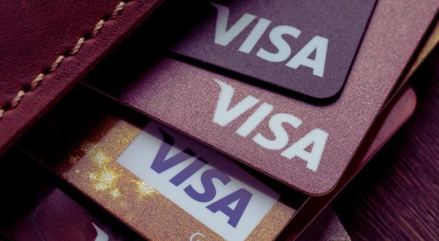 Las acciones de Visa caen mientras la empresa de pagos mantiene su pronóstico a pesar de superar resultados en el tercer trimestre