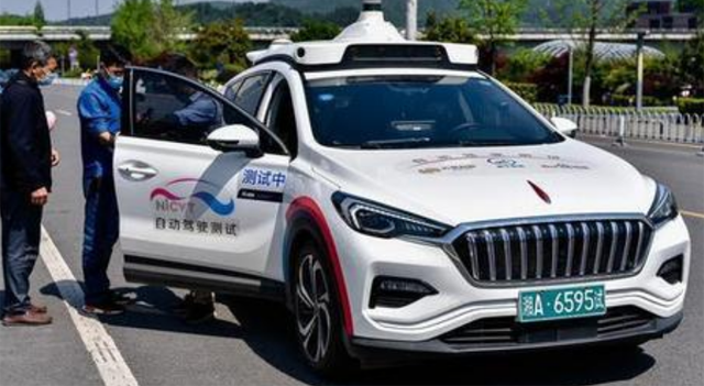 El robotaxi Apollo Go de Baidu cae en un pozo de construcción en China