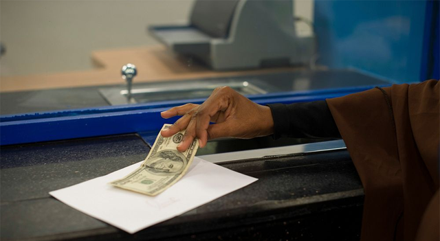 El dólar sube ligeramente antes del PCE; caída mensual sigue siendo probable