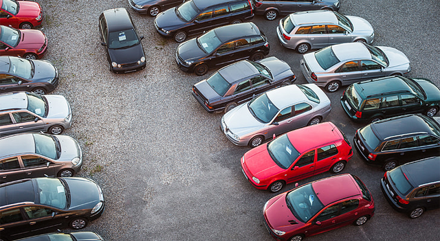 Acciones de Hertz se disparan tras alianza con Amazon Autos; Carvana cae