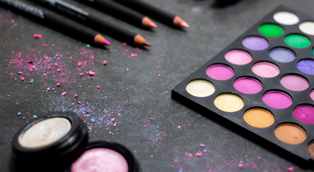 Las acciones de Estee Lauder caen más del 10% tras reducir pronóstico de ganancias