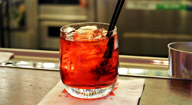 Molson Coors supera expectativas pese a caída en volúmenes; acciones suben