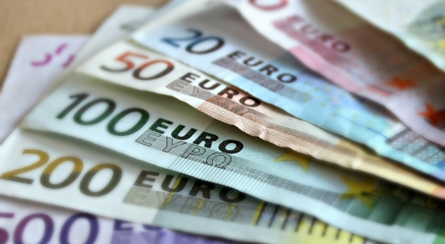 El euro cae tras la sorpresiva renuncia del nuevo primer ministro francés