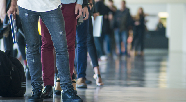 Las solicitudes iniciales de desempleo en EE. UU. bajan ligeramente