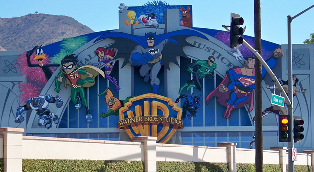 Warner Bros. Discovery supera previsiones mientras se intensifica la batalla por su adquisición