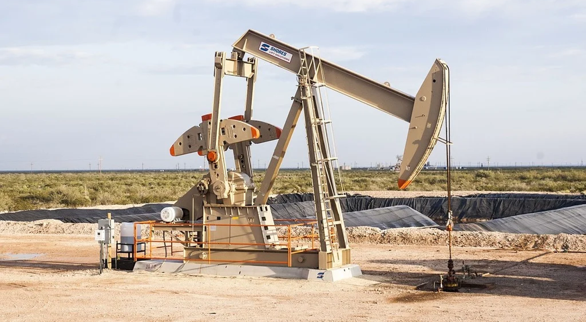 El petróleo baja mientras el mercado evalúa la escalada entre Estados Unidos e Irán