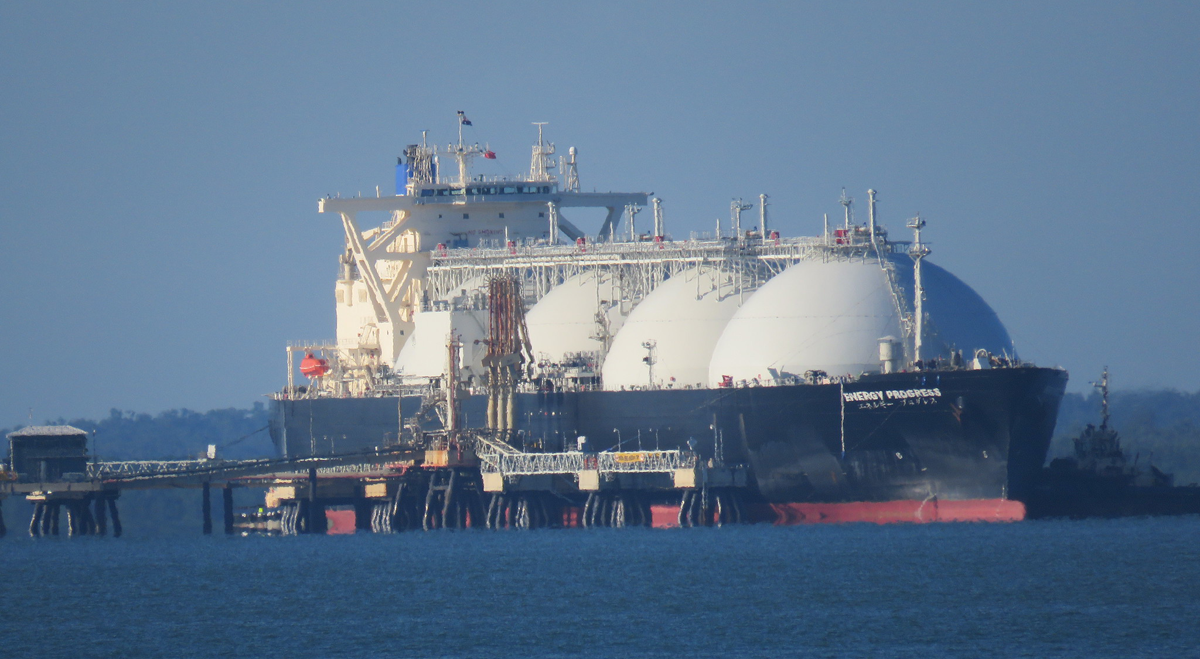 Liquid natural gas tanker