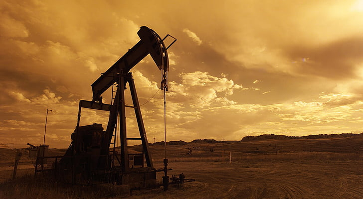 El Petróleo se Mantiene Cerca de Mínimos Recientes Mientras Avanzan las Negociaciones con Irán