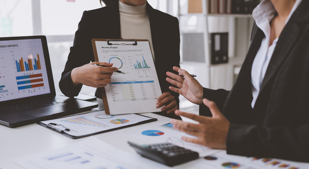Charles Schwab supera previsiones de ganancias trimestrales mientras ingresos crecen 17% y activos de clientes alcanzan 13.33 billones de dólares