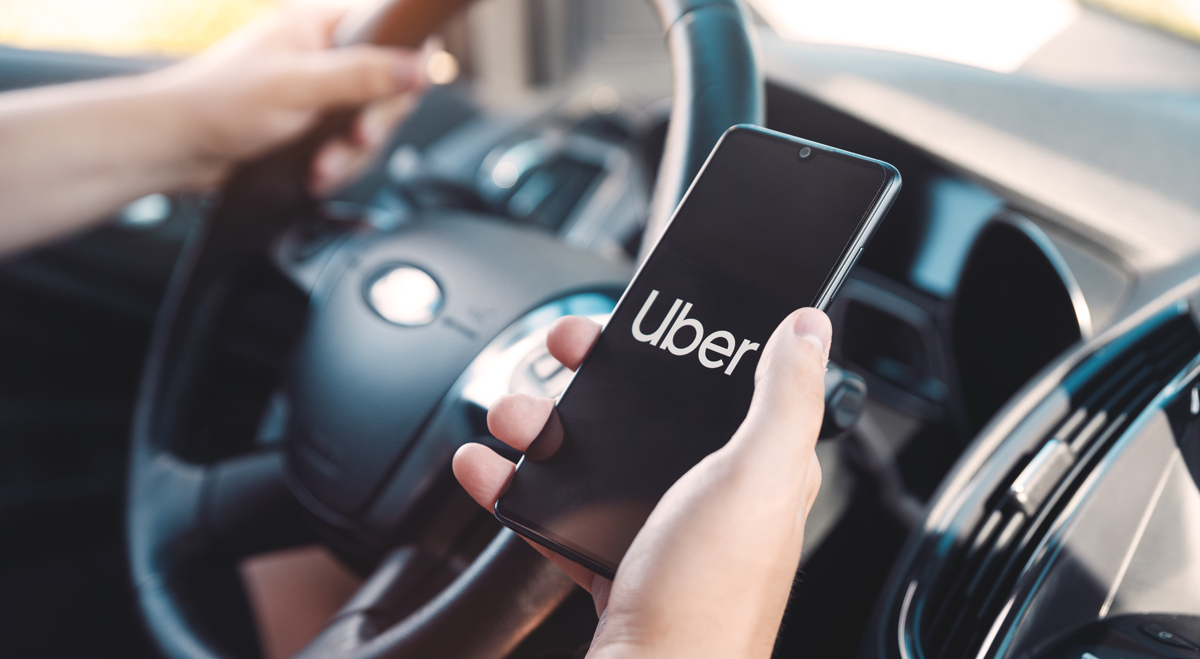 Acciones de Uber suben 2.4% mientras la compañía planea recortar 3,300 empleos
