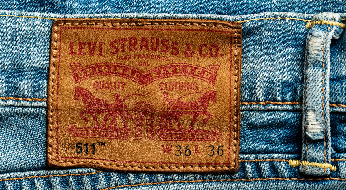Las acciones de Levi Strauss caen pese a superar las expectativas de resultados por una guía más débil (LEVI)