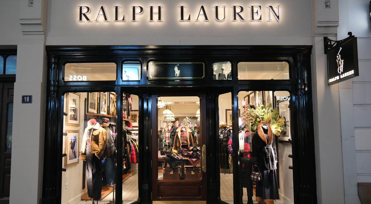 Ralph Lauren eleva sus previsiones para todo el año tras superar las expectativas en el primer trimestre