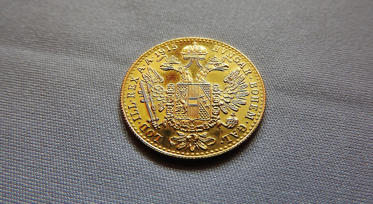 El oro supera de nuevo los 4,400 dólares ante la caída del dólar y la atención sobre la Fed