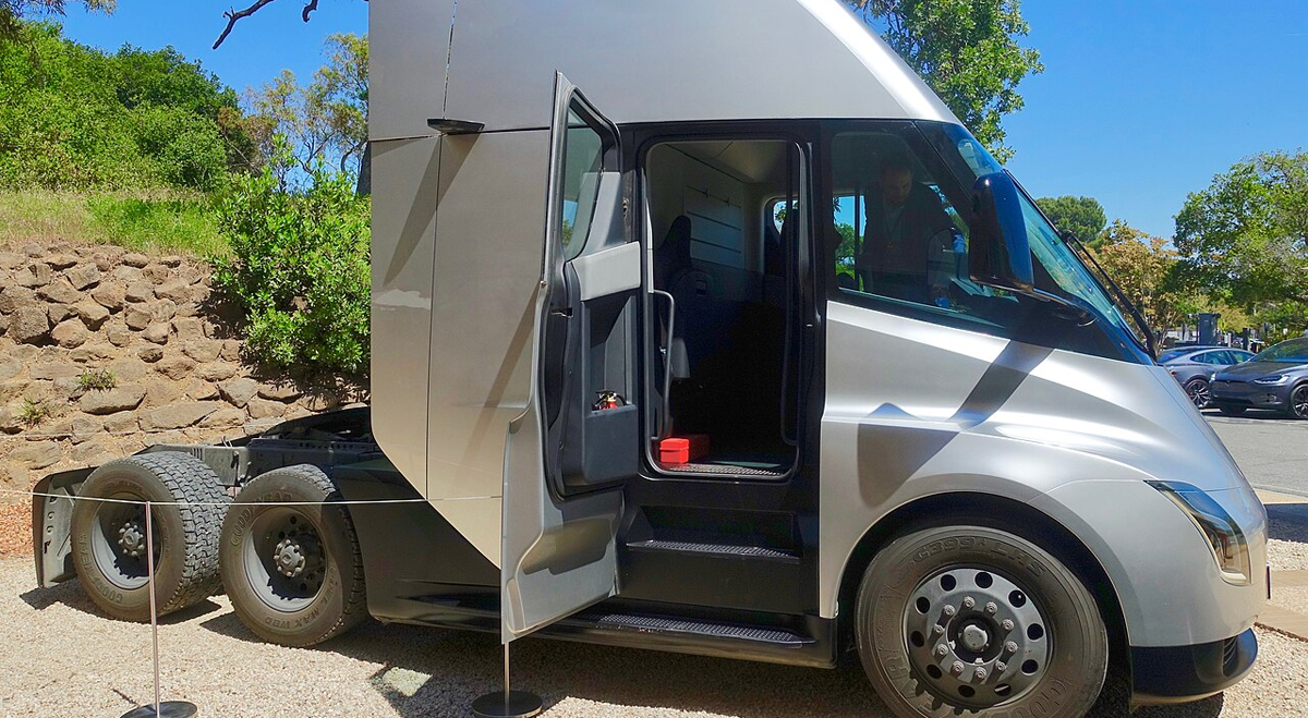 Tesla inicia producción de alto volumen del Semi en Nevada, dice Musk